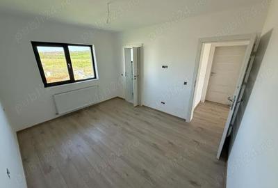 Casă cu 5 camere cu Teren 490 Mp în Păulești - 1