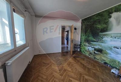 Apartament cu 3 camere decomandat în Titan