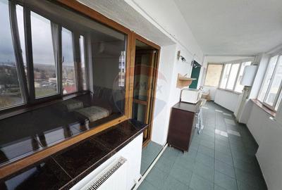 Apartament cu 2 camere de vanzare in zona 1 Mai - 18