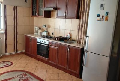 Apartament cu 3 camere decomandat în Craiovița Nouă