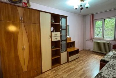 Apartament 3 camere semidecomandat, etaj intermediar - 1