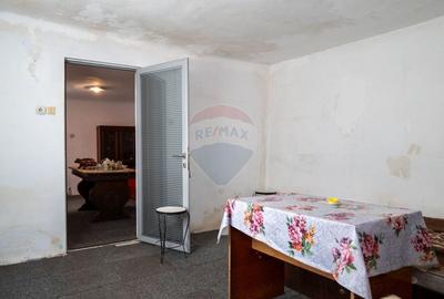 Oferta - casa de vanzare  si teren 241 mp, in zona Andronache - 6