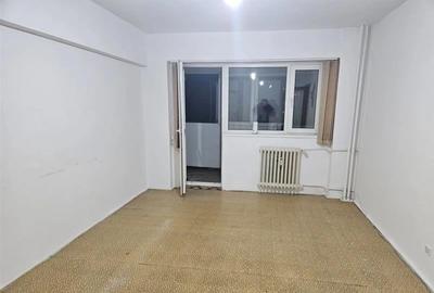 Apartament cu 3 camere semidecomandat în Iancului