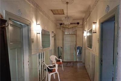 Casă cu 5 camere cu Teren 234 Mp în Central