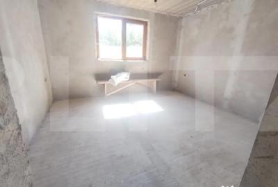 Casă cu 3 camere cu Teren 3500 Mp în Central - 3