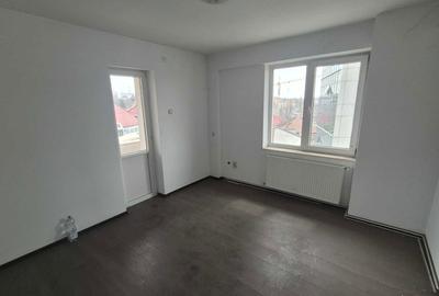 Apartament cu 4 camere decomandat în Popoveni - 3