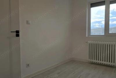 Apartament cu 3 camere semidecomandat în Dacia