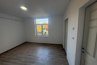 2 corpuri de Casă renovate + teren 125 mp Campina - 8