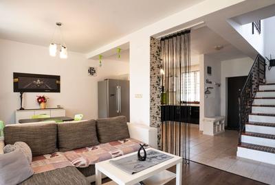 Duplex cu 3 camere cu Canalizare în Sânpetru - 1