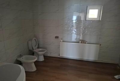 Casă cu 4 camere în Roșiori