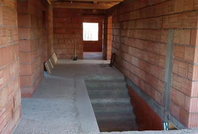 Casă cu 6 camere în Ghioroc - 1