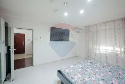 De vanzare apartament cu 1 camera si spatiu comercial, in zona Decebal - 3