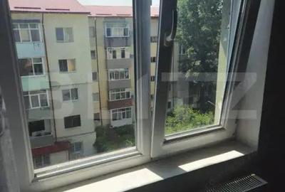 Apartament de vanzare, cu 2 camere, 33 mp, zona Piata 1 Mai - 9