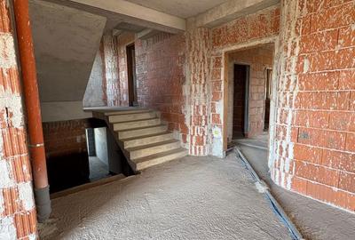 Casă cu 6 camere cu Teren 2500 Mp în Central - 2