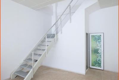 Spațiu comercial, de 97 mp, în Central - 3