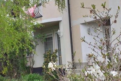 Casă cu 7 camere cu Teren 970 Mp în 1 Decembrie - 2