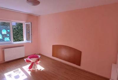 Apartament cu 3 camere decomandat în Astra