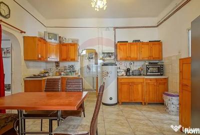 Casă cu 5 camere cu Teren 789 Mp în Central