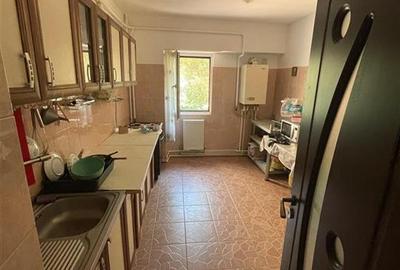 Apartament cu 3 camere decomandat în Nicolina