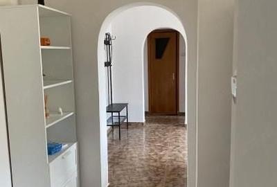 Apartament cu 4 camere semidecomandat în Tineretului
