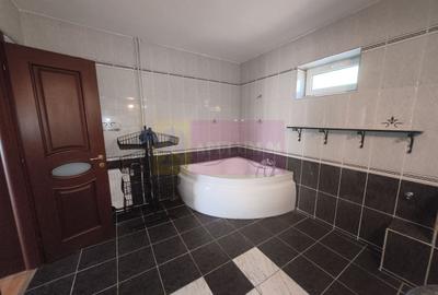 Casă individuală cu 7 camere cu Canalizare în Central - 116
