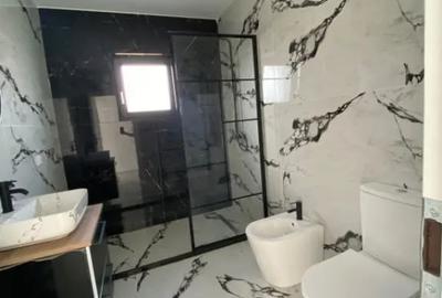 Casă cu 7 camere cu Teren 412 Mp în Central - 2