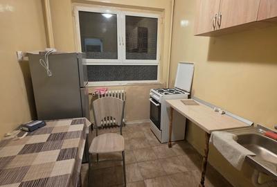 Apartament cu 3 camere semidecomandat în Titan