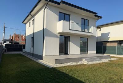 Casă individuală cu 5 camere cu Canalizare în Central