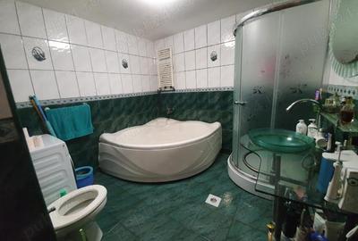 Apartament cu 3 camere decomandat în Oravița