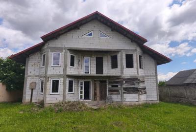 Casă cu 5 camere cu Teren 4400 Mp în Central - 2