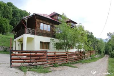 Casă cu 10 camere în Varlaam
