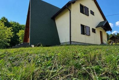 Casă cu 4 camere în Varvata