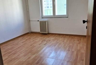 Apartament cu 3 camere decomandat în Vitan
