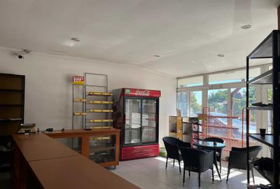 Spațiu comercial, de 80 mp, în Central - 4
