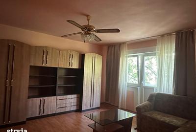 Apartament cu 3 camere decomandat în Nufărul