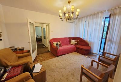 Apartament cu 3 camere semidecomandat în Democrației