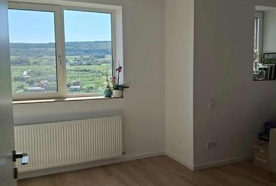 Apartament cu 3 camere semidecomandat, mobilat în Chinteni