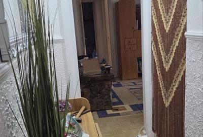 Apartament cu 3 camere semidecomandat în Fetești-Gară