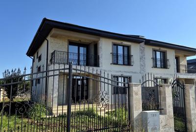 Casă cu 4 camere cu Canalizare în Est