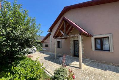 Casă cu 4 camere în Cotu Vameș