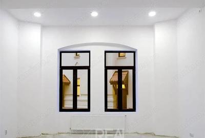 Spațiu comercial, în Romană - 3