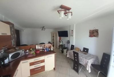 Apartament cu 3 camere semidecomandat în Central