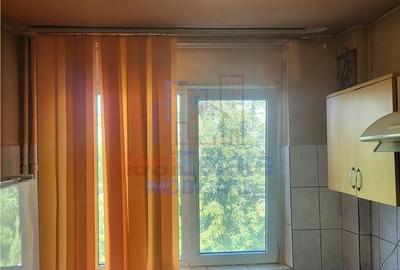 Apartament cu 3 camere semidecomandat în Podu Roș - 3