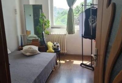 Apartament cu 4 camere semidecomandat în Berceni
