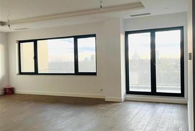 Apartament cu 4 camere semidecomandat în Herăstrău
