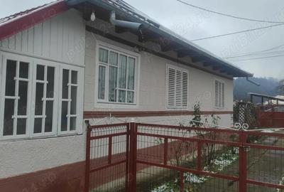 Casă cu 3 camere cu Teren 2400 Mp în Central - 2