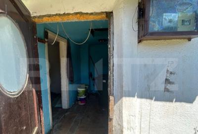 Teren ingradit si casa la rosu - 21