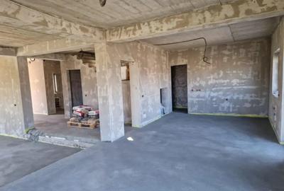 Casă cu 4 camere cu Teren 800 Mp în Central - 2