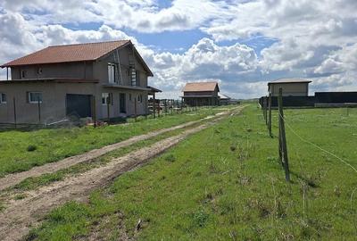 Teren de 400 mp, în Lazu