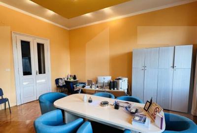 Apartament cu 4 camere decomandat în Central